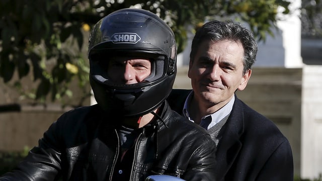 Euclid Tsakalotos (dretg) sin il töf ensemen cun il minister da finanzas grec Yanis Varoufaki. Euclid Tsakalotos (dretg) sin il töf ensemen cun il minister da finanzas grec Yanis Varoufaki.