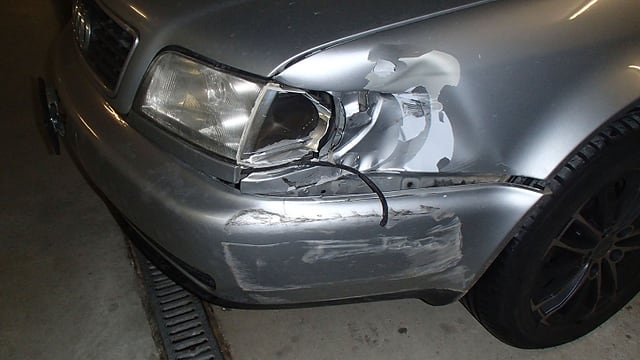 Das beschädigte Unfall-Fahrzeug von Birr. Der Audi hat eine eingedrückte Frontpartie. Das beschädigte Unfall-Fahrzeug von Birr. Der Audi hat eine eingedrückte Frontpartie.