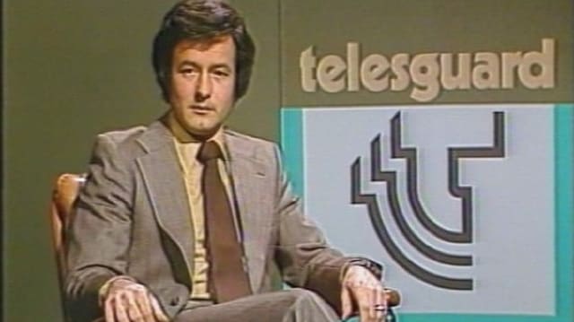 Ein Mann sitzt in einem Sessel - er ist Moderator der Sendung Telesguard Ein Mann sitzt in einem Sessel - er ist Moderator der Sendung Telesguard