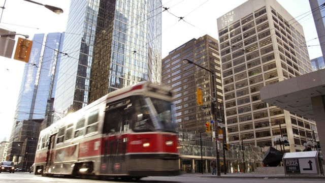 Ein Tram in Torontos Innenstadt. Ein Tram in Torontos Innenstadt.