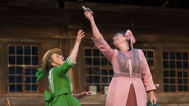 Zwei Frauen in historischen Kleidern. Zwei Frauen in historischen Kleidern.