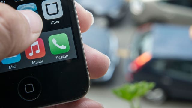 Ein Handy mit dem Uber-App. Ein Handy mit dem Uber-App.
