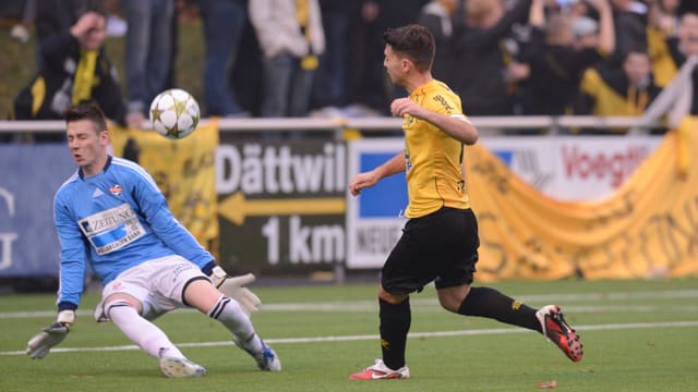 Ein FCB-Spieler erhält einen Ball an den Kopf. Ein FCB-Spieler erhält einen Ball an den Kopf.