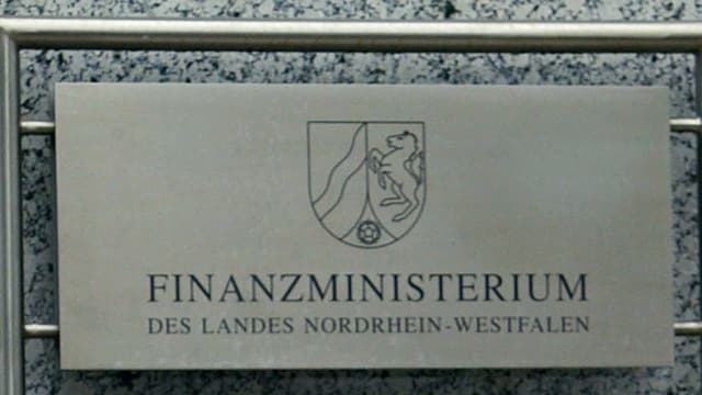 Schild des Finanzministeriums von Nordrhein-Westfalen. Schild des Finanzministeriums von Nordrhein-Westfalen.