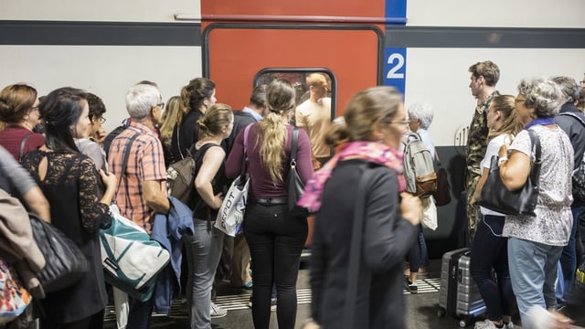 Leute vor Zugeingang. Leute vor Zugeingang.