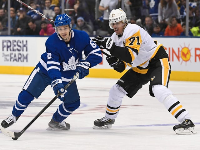 Denis Malgin in seinem 1. Spiel für Toronto gegen Pittsburgh-Superstar Jewgeni Malkin. Denis Malgin in seinem 1. Spiel für Toronto gegen Pittsburgh-Superstar Jewgeni Malkin.