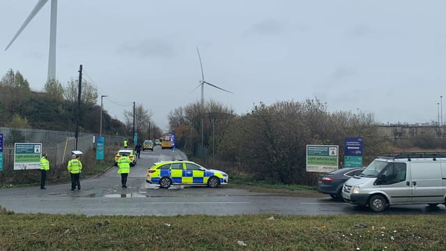Polizisten sichern eine Zufahrtsstrasse bei Brstol. Polizisten sichern eine Zufahrtsstrasse bei Brstol.
