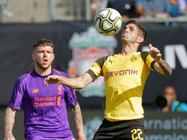 Pulisic nimmt den Ball vor Moreno mit der Brust an Pulisic nimmt den Ball vor Moreno mit der Brust an