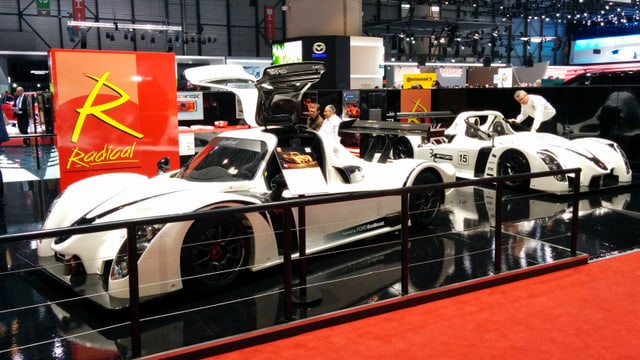 Dus autos alvs da Radical Sportscars sin il stan al salun d’autos a Genevra. Dus autos alvs da Radical Sportscars sin il stan al salun d’autos a Genevra.