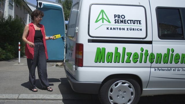 Fahrzeug des Pro Senectute-Mahlzeitendienstes in Zürich Fahrzeug des Pro Senectute-Mahlzeitendienstes in Zürich