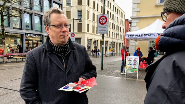 Stefan Feldmann mit Kamppagnenmaterial Stefan Feldmann mit Kamppagnenmaterial