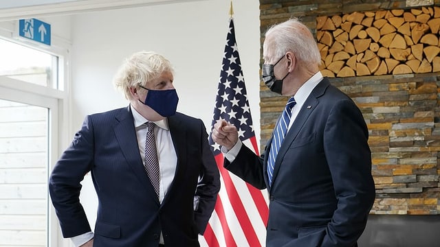 Johnson und Biden nebeneinander Johnson und Biden nebeneinander
