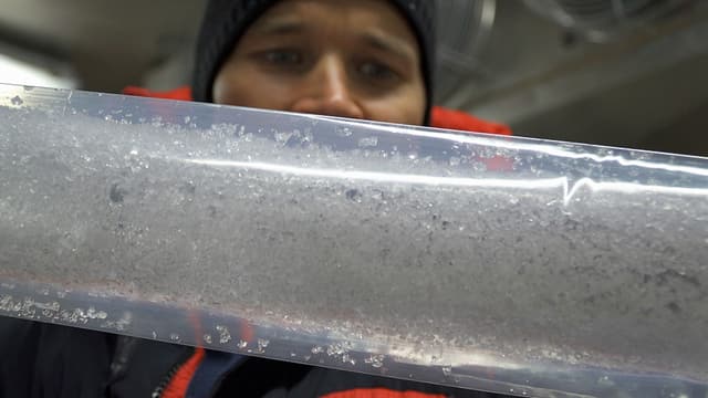 Michael Sigl zeigt einen Bohrkern aus dem Fiescherhorngletscher. Michael Sigl zeigt einen Bohrkern aus dem Fiescherhorngletscher.