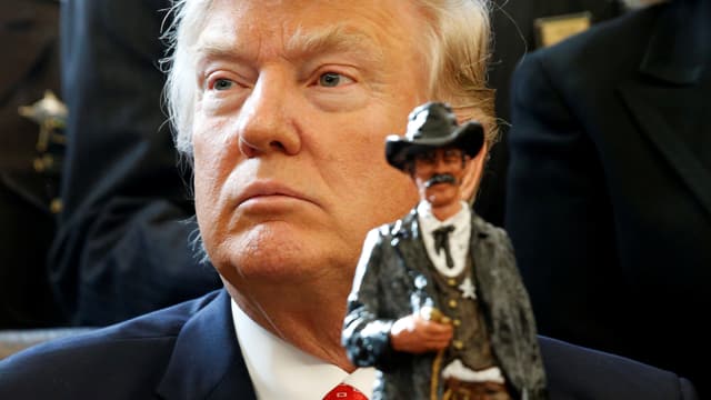 Trump, vor ihm eine Sheriff-Figur. Trump, vor ihm eine Sheriff-Figur.
