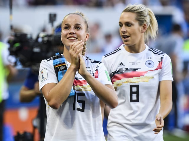 Die Deutschen Giulia Gwinn und Lena Gösling nach dem Sieg gegen Südafrika. Die Deutschen Giulia Gwinn und Lena Gösling nach dem Sieg gegen Südafrika.