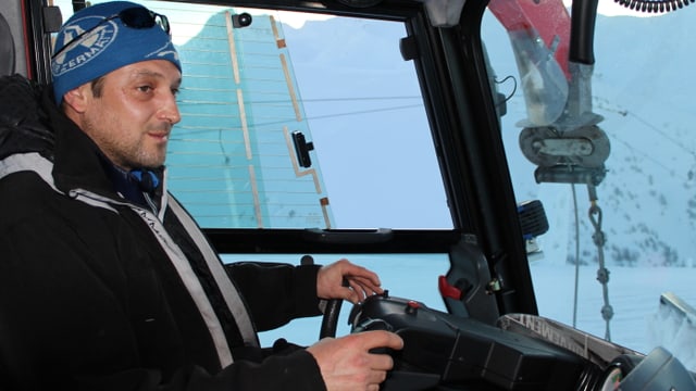 Roger Escher in einem Pistenfahrzeug. Roger Escher in einem Pistenfahrzeug.