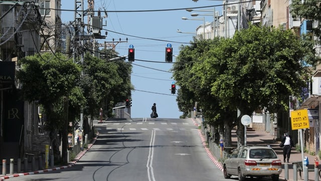 Eine leere Hauptstrasse in Bnei Brak , Israel