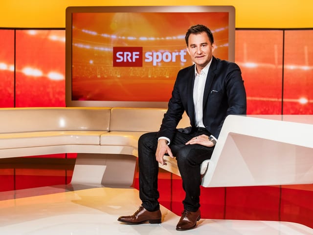 Sascha Ruefer sitzt im Studio. Sascha Ruefer sitzt im Studio.