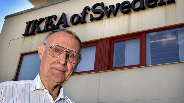 Ingvar Kamprad vor dem Ikea-Hauptsitz in Älmhult (2002) Ingvar Kamprad vor dem Ikea-Hauptsitz in Älmhult (2002)