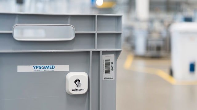 Ein 5G-Sender der Swisscom klebt an einer grauen Plastik-Kiste. Ein 5G-Sender der Swisscom klebt an einer grauen Plastik-Kiste.