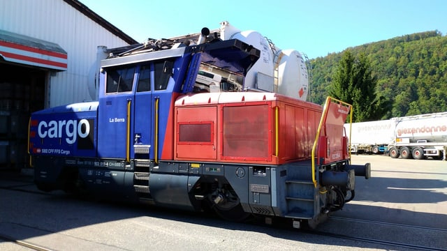 Eine Lokomotive steht auf dem Firmenareal der Giezendanner AG bereit. Eine Lokomotive steht auf dem Firmenareal der Giezendanner AG bereit.