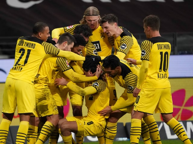 Mahmoud Dahoud wird nach seinem 3:2-Siegtreffer gegen Frankfurt von seinem Mitspielern geherzt.