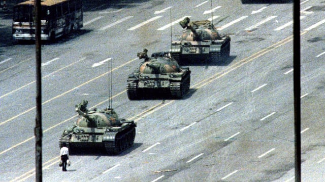 Panzer. Davor steht ein Mensch. Es ist ein historisches Bild von 1989. Panzer. Davor steht ein Mensch. Es ist ein historisches Bild von 1989.
