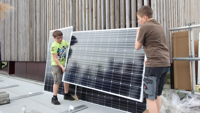 Reportage aus Marthalen: Jugendliche bauen für ihr Schulhaus eine Solaranlage