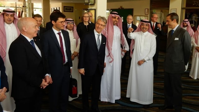 Maurer stehend im Gespräch mit Schweizer und saudischen Diplomaten. Maurer stehend im Gespräch mit Schweizer und saudischen Diplomaten.