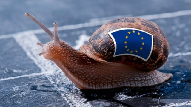 Schnecke mit EU-Flagge auf dem Häuschen. Schnecke mit EU-Flagge auf dem Häuschen.