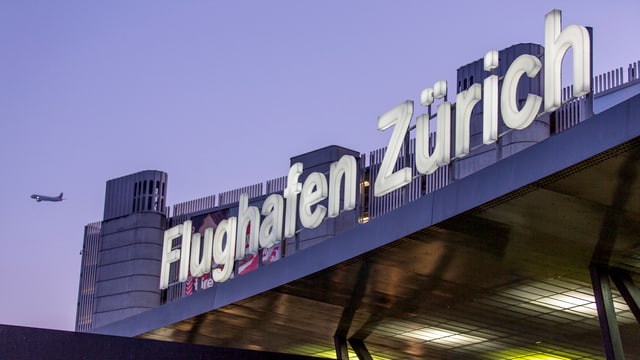 Leuchtschrift «Flughafen Zürich». Leuchtschrift «Flughafen Zürich».
