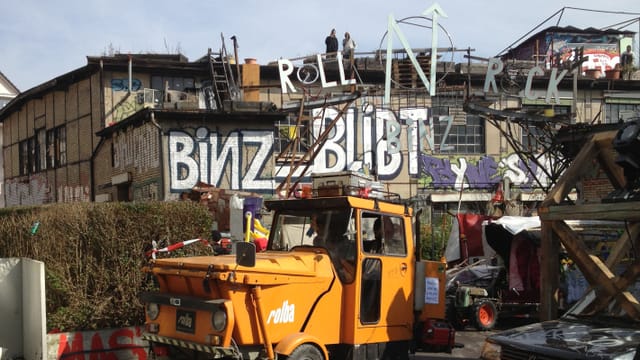 Besetzer nehmen Stellung nach Razzia (Christoph Brunner, 5.3.2013) Besetzer nehmen Stellung nach Razzia (Christoph Brunner, 5.3.2013)