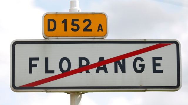 Strassenschild mit dem durchgestrichenen Ortsnamen Florange Strassenschild mit dem durchgestrichenen Ortsnamen Florange