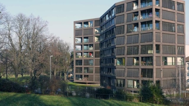Überbbauung beim Schwartpark. Haus auf der rechten Seite, Park mit Bäumen links Überbbauung beim Schwartpark. Haus auf der rechten Seite, Park mit Bäumen links