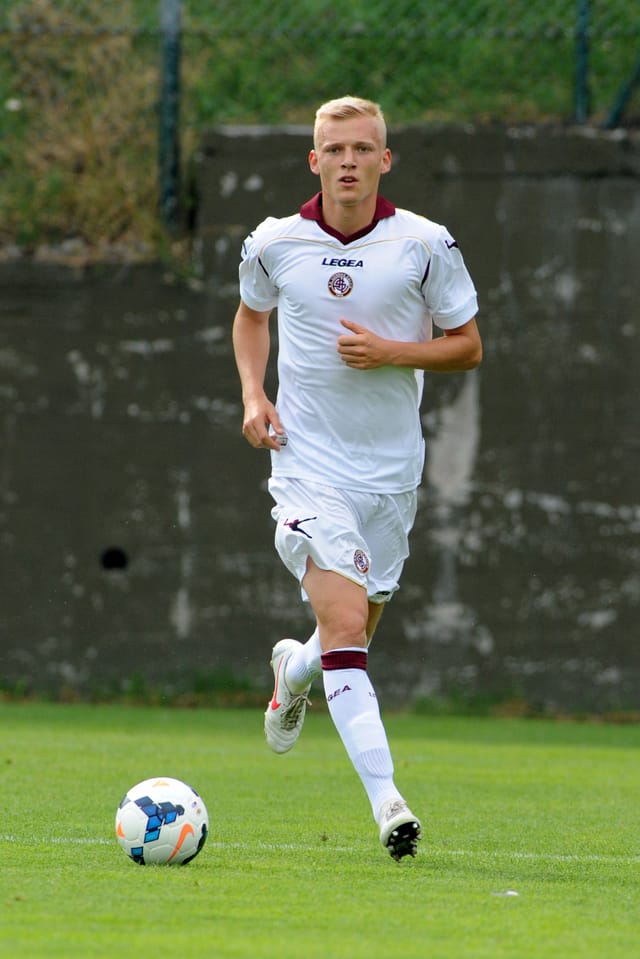 In seiner ersten Saison in Italien konnte der 21-jährige mit Livorno gleich den Aufstieg feiern. Vor seinem Wechsel nach Italien war Decarli in der Challenge League für Locarno und Chiasso aufgelaufen.