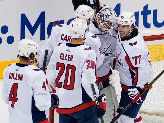 Die Capitals feiern den 1. Sieg gegen die Islanders. Die Capitals feiern den 1. Sieg gegen die Islanders.