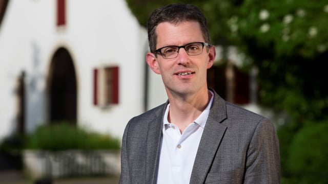 Mann steht im Dorf Mann steht im Dorf