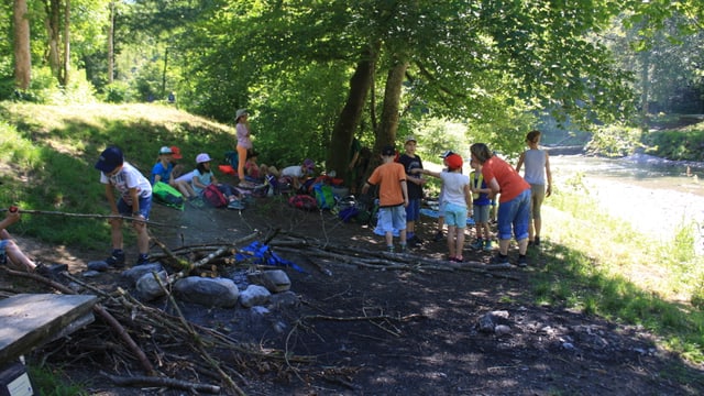 Bei grosser Hitze waren heute zahlreiche Schulreisen unterwegs, so auch an der Tössbrücke bei Winterthur. Bei grosser Hitze waren heute zahlreiche Schulreisen unterwegs, so auch an der Tössbrücke bei Winterthur.
