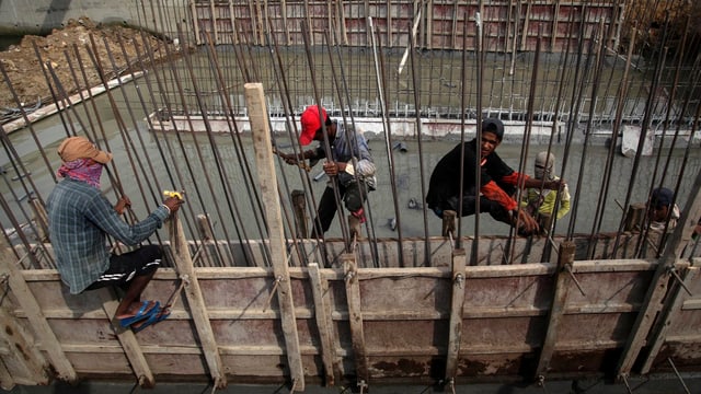 Arbeiter auf einer Baustelle in einem Schwellenland. Arbeiter auf einer Baustelle in einem Schwellenland.