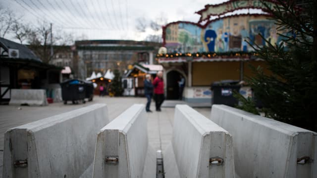 4 schwere Betonsperren, im Hintergrund der Berliner Weihnachtsmarkt. 4 schwere Betonsperren, im Hintergrund der Berliner Weihnachtsmarkt.