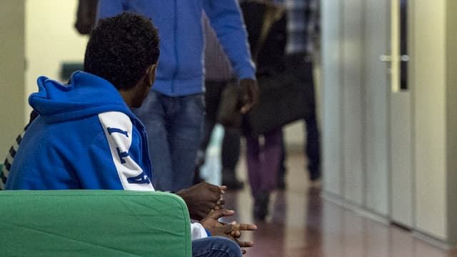 Asylbewerber sitzt auf einem Sofa Asylbewerber sitzt auf einem Sofa