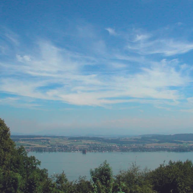 Dünne Wolkenschleier überziehen den Himmel in grosser Höhe. Manche Wolken erscheinen kommaförmig. Dünne Wolkenschleier überziehen den Himmel in grosser Höhe. Manche Wolken erscheinen kommaförmig.