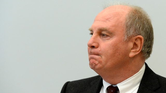 Uli Hoeness im Profil mit zusammengepressten Lippen. Uli Hoeness im Profil mit zusammengepressten Lippen.