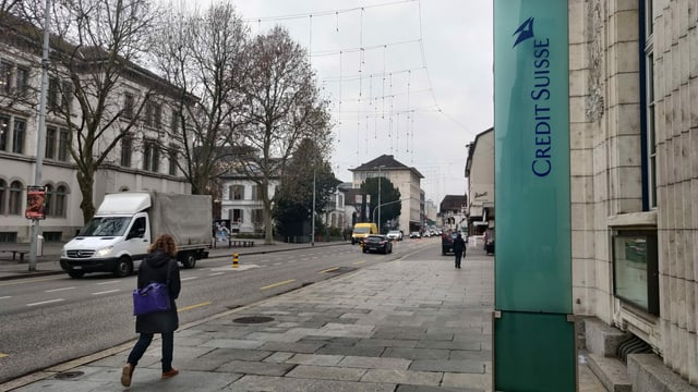 Bahnhofstrasse, Trottoir, Logo-Säule Credit Suisse neben dem Hauptsitz der ehemaligen NAB Bahnhofstrasse, Trottoir, Logo-Säule Credit Suisse neben dem Hauptsitz der ehemaligen NAB