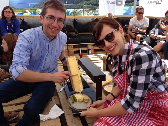 Slow Food nach Walliser Art. Am Freitagmittag servierte Moderatorin Rebecca Villiger ein "Ragle". Camp-Bewohner Thomas bewies seine Skills im Käseschaben.