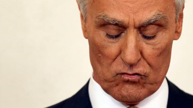 Portugals Staatschef Anibal Cavaco Silva schaut nach unten und verzieht den Mund.