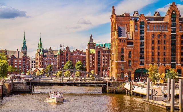 Blick auf Häuserkomplex und Fluss. Blick auf Häuserkomplex und Fluss.