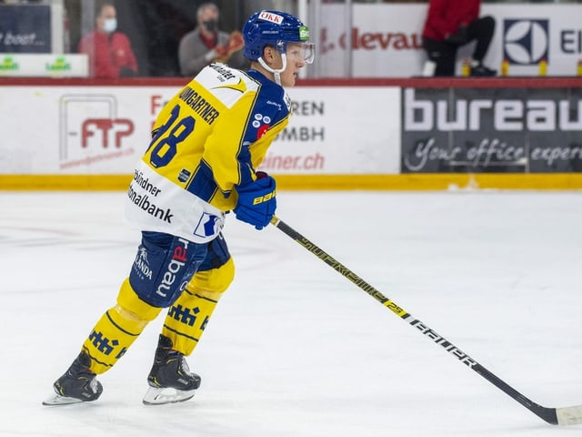 Benjamin Baumgartner mit dem Puck am Stock. Benjamin Baumgartner mit dem Puck am Stock.