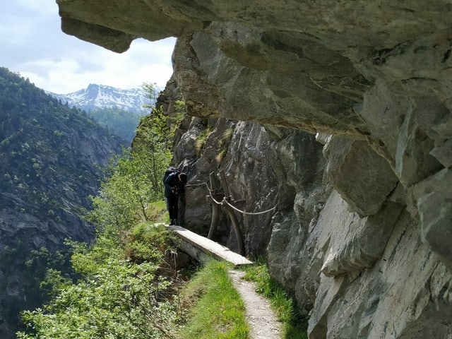 Holzkännel in der Felswand