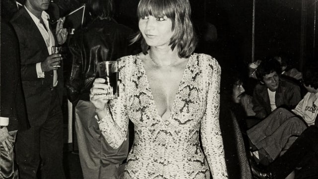 Schwarz-Weiss-Foto: EIne Frau in einem Schlangen-Catsuit. Schwarz-Weiss-Foto: EIne Frau in einem Schlangen-Catsuit.